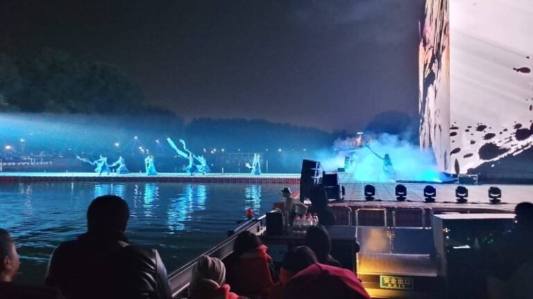 Musique chinoise : Des danseurs sur une scène flottante émerveillent le public en bateau