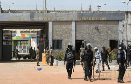 Côte d’Ivoire : 12 personnes inculpées pour actes terroristes et assassinat après la mort d’un gendarme à Agboville en 2025 (Procureur) Côte d’Ivoire : 12 personnes inculpées pour actes terroristes et assassinat après la mort d’un gendarme à Agboville en 2025 (Procureur)